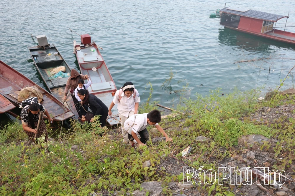 Gian nan hành trình “gánh chữ” qua sông