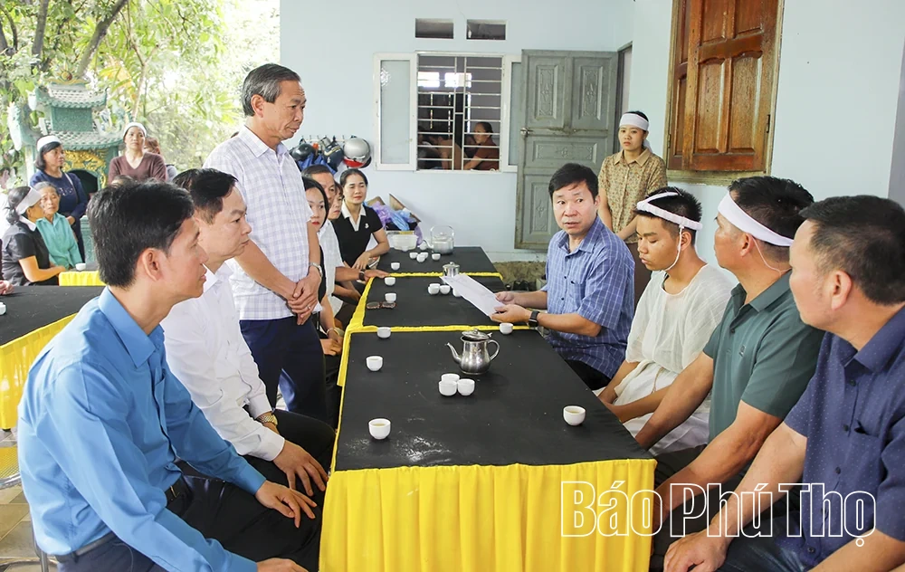 Trao 120 triệu đồng hỗ trợ gia đình 3 nạn nhân vụ sạt lở đất ở Đà Bắc