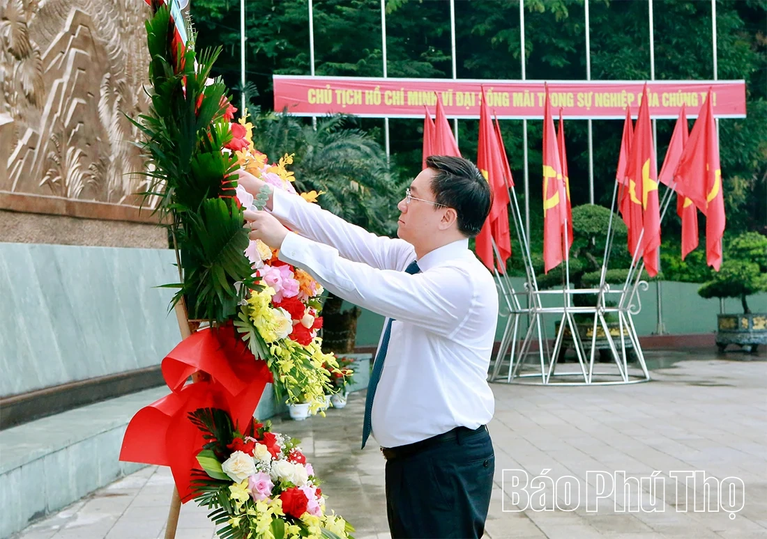 Dâng hương tưởng niệm các Vua Hùng trước Lễ kỷ niệm 72 năm Ngày Bác Hồ về thăm Đền Hùng và khánh thành Tượng đài “Bác Hồ với ngày hội non sông”