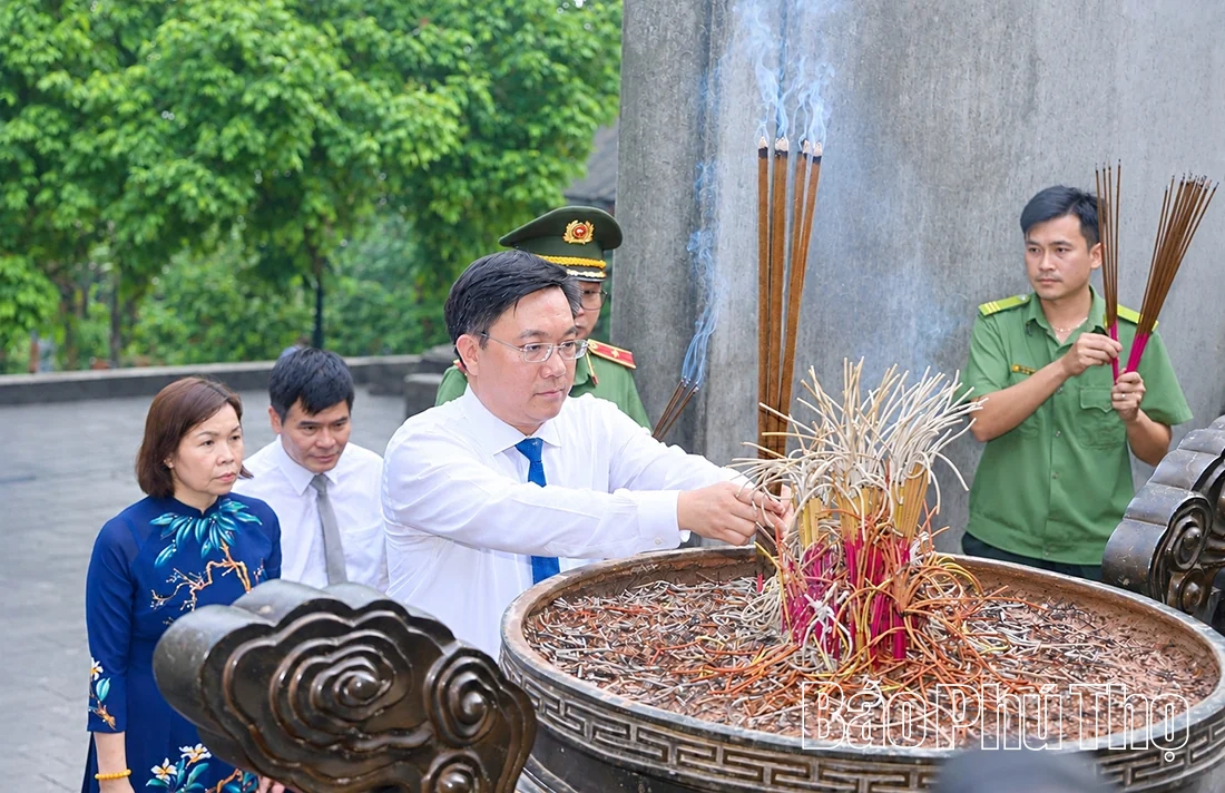 Dâng hương tưởng niệm các Vua Hùng trước Lễ kỷ niệm 72 năm Ngày Bác Hồ về thăm Đền Hùng và khánh thành Tượng đài “Bác Hồ với ngày hội non sông”