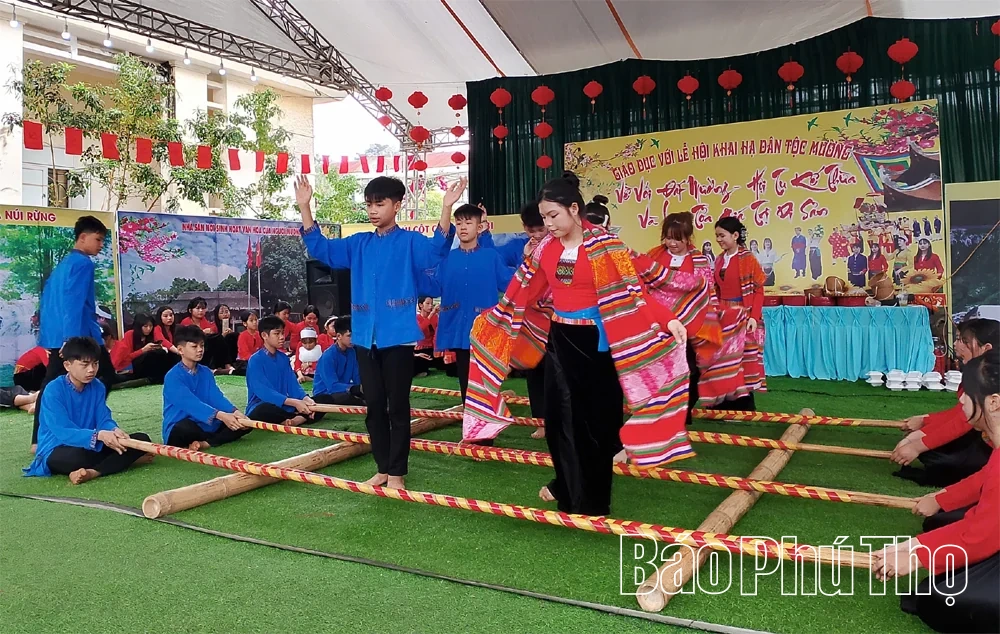 Gắn giáo dục với giữ gìn bản sắc văn hóa Mường