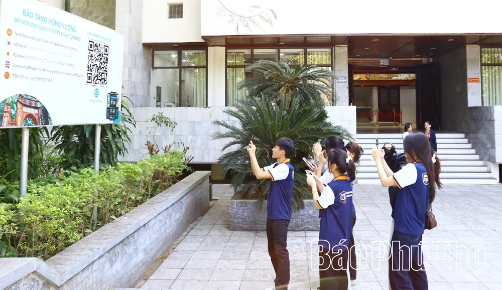 Chuyển đổi số tạo sức bật cho du lịch Đất Tổ