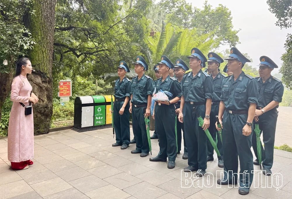 Những “người kể chuyện” ở Đền Hùng