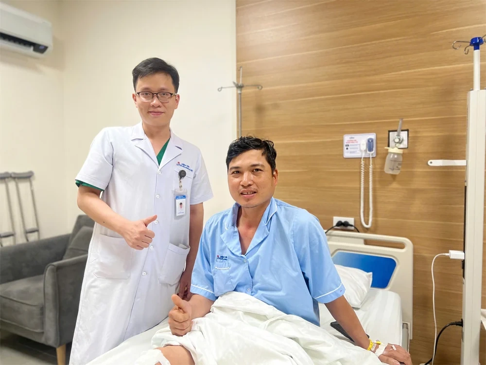 Gãy hở độ II hai xương cẳng chân, đóng đinh kín - 3 ngày sau phẫu thuật đã tập đi tại Lạc Việt