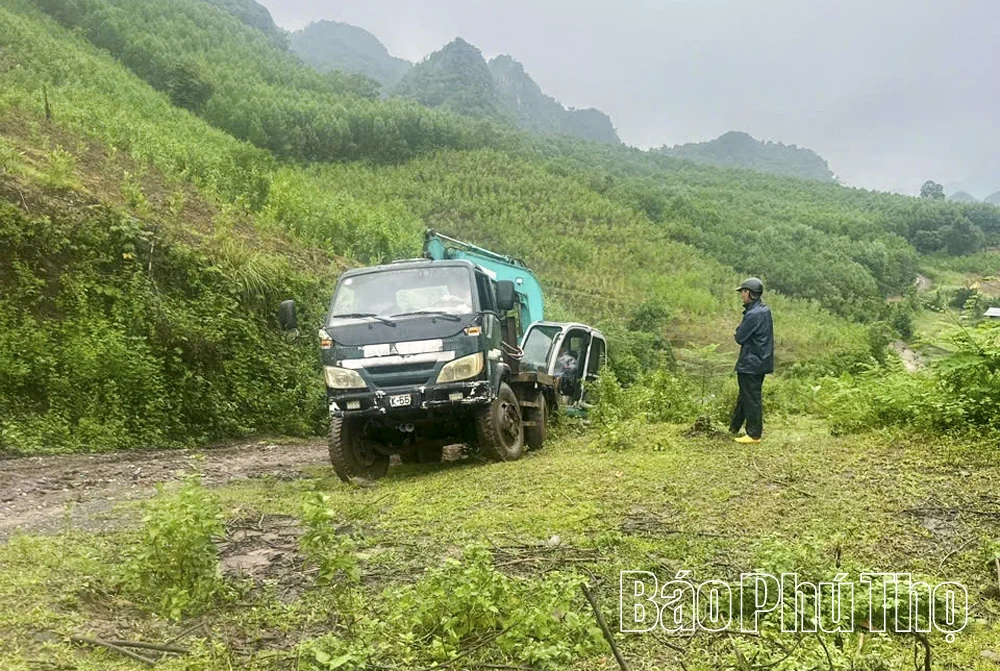 Cứu hộ thành công 3 người mắc kẹt trong hang khi nước lũ dâng cao tại xã Dũng Tiến