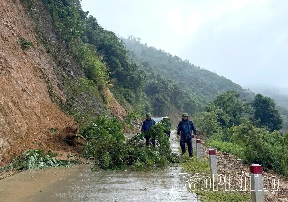 Khẩn trương khắc phục sạt lở, bảo đảm giao thông thông suốt
