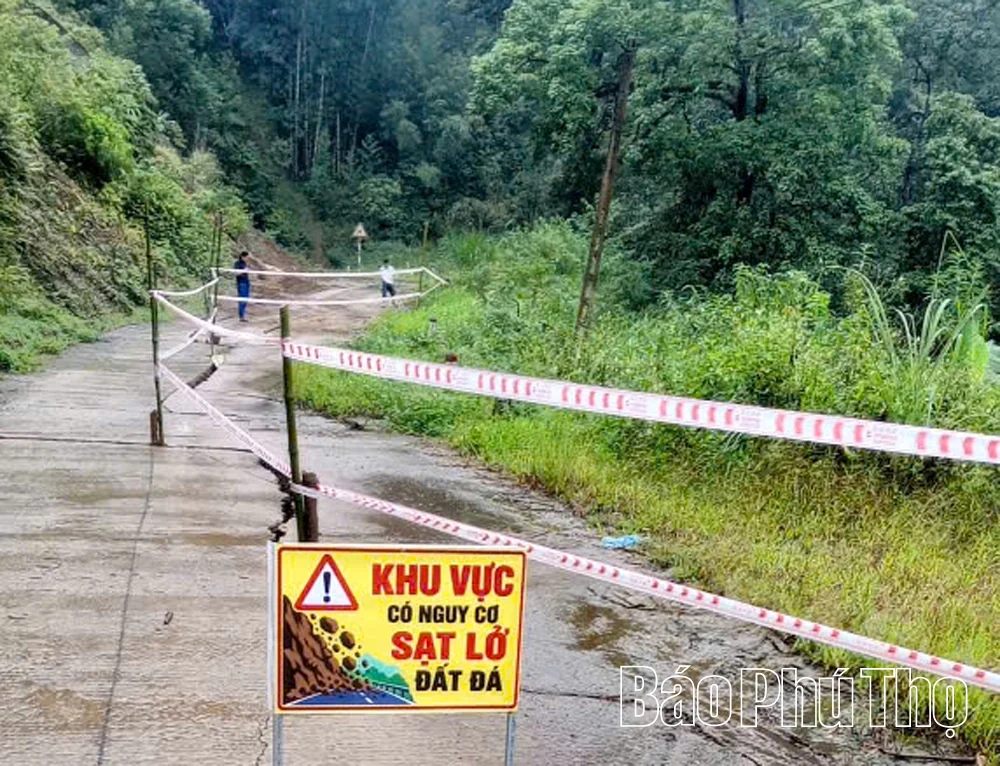 Khẩn trương khắc phục sạt lở, bảo đảm giao thông thông suốt