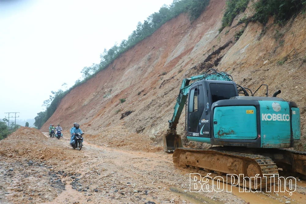 Khẩn trương khắc phục sạt lở, bảo đảm giao thông thông suốt