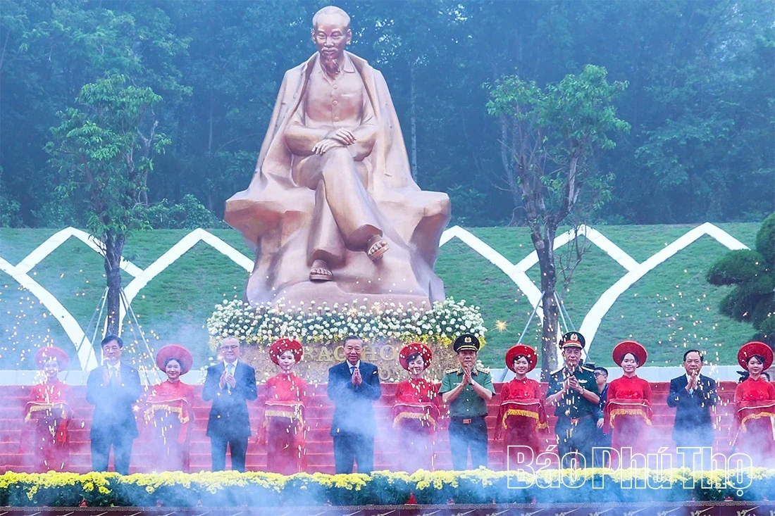 Celebrating the 72nd Anniversary of Uncle Hos Visit to Hung Kings Temple and the Inauguration of the Monument Uncle Ho with the National Festival