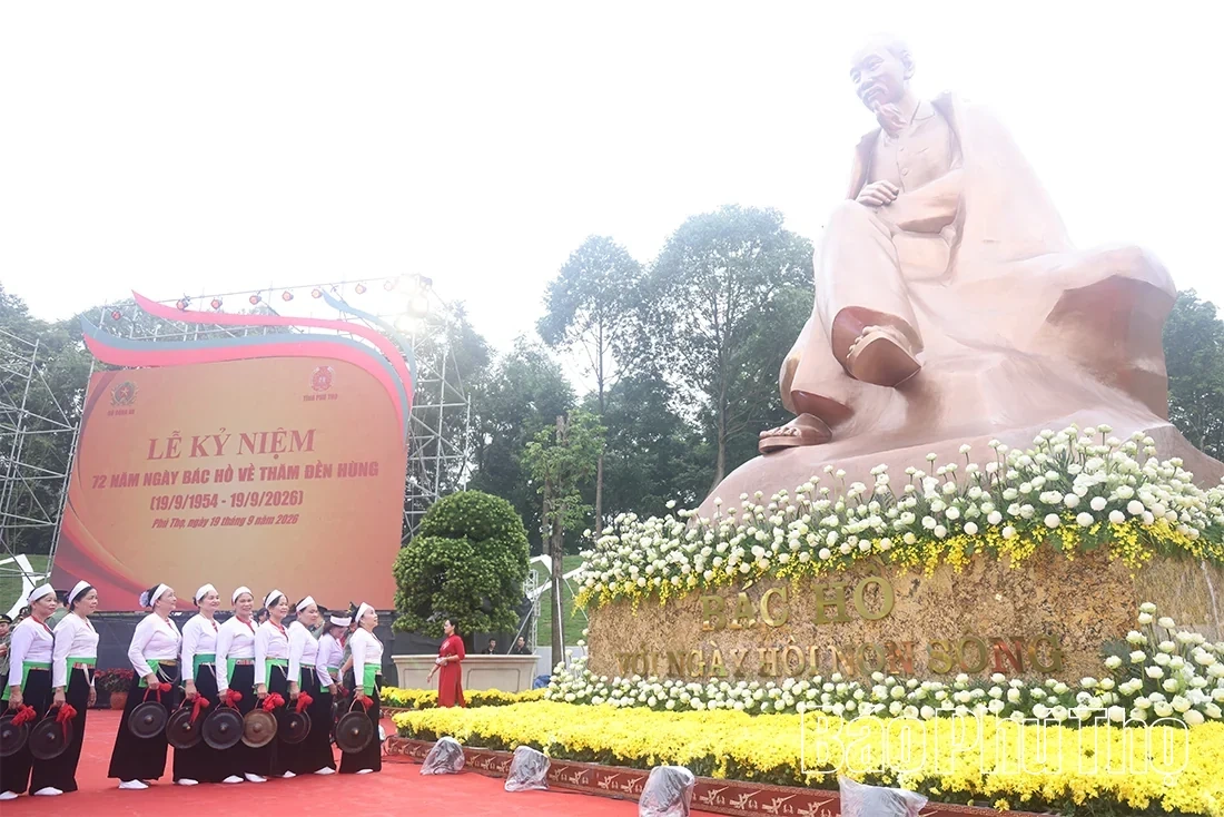 Celebrating the 72nd Anniversary of Uncle Hos Visit to Hung Kings Temple and the Inauguration of the Monument Uncle Ho with the National Festival