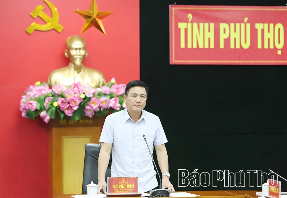 Vice Chairman of the Provincial Peoples Committee Vu Viet Van Hears Report on Urban Area and Housing Projects in Viet Tri and Xuan Hoa Wards
