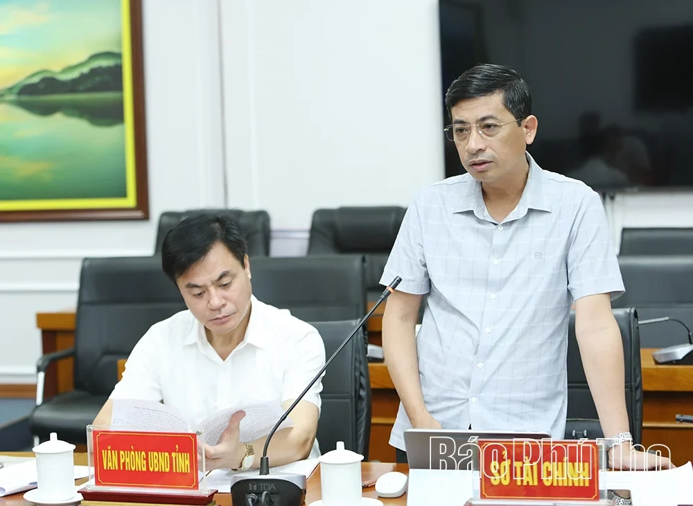 Vice Chairman of the Provincial Peoples Committee Vu Viet Van Hears Report on Urban Area and Housing Projects in Viet Tri and Xuan Hoa Wards