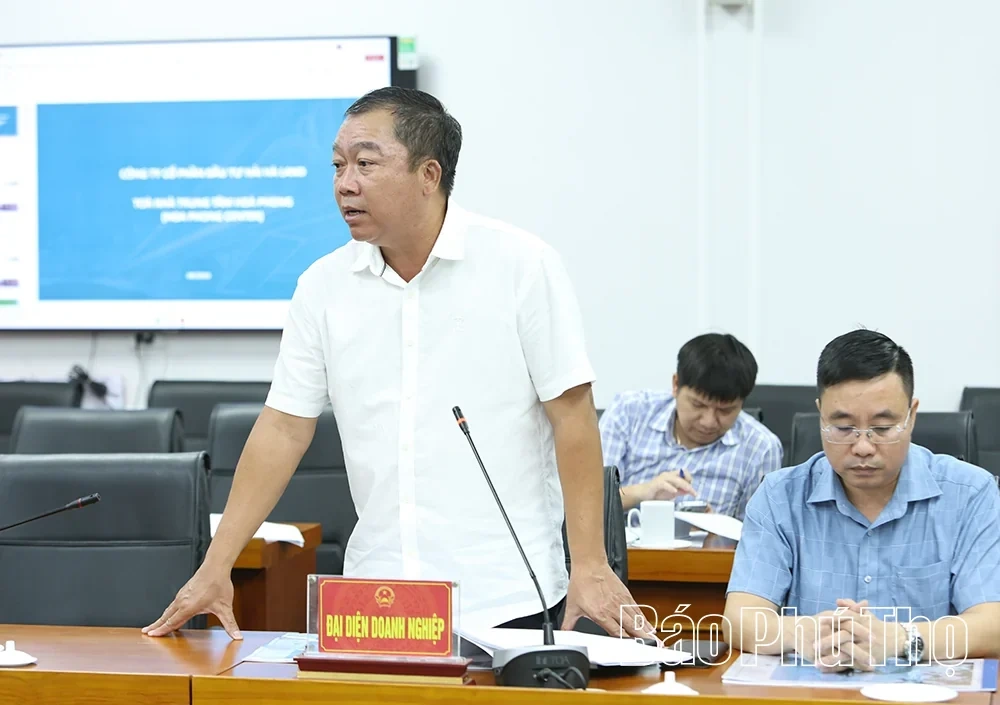 Vice Chairman of the Provincial Peoples Committee Vu Viet Van Hears Report on Urban Area and Housing Projects in Viet Tri and Xuan Hoa Wards