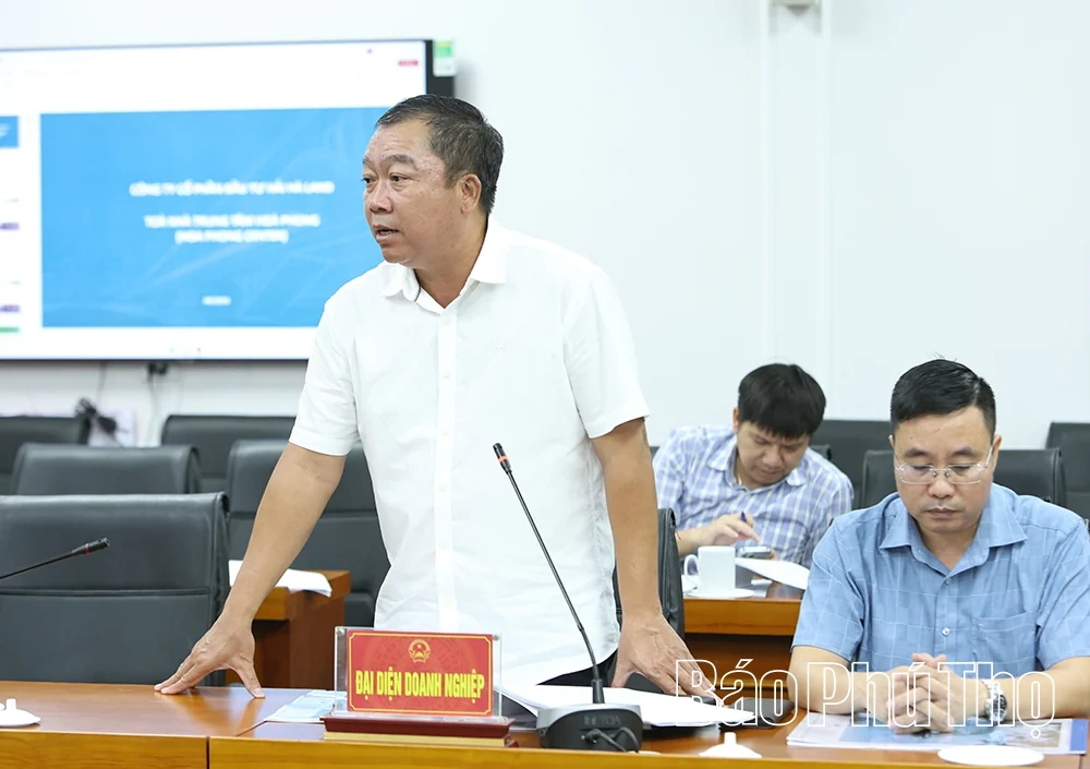Phó&nbsp;Chủ tịch UBND tỉnh Vũ Việt Văn nghe báo cáo về&nbsp;các dự án khu&nbsp;đô thị,&nbsp;nhà ở tại phường&nbsp;Việt Trì, Xuân Hòa