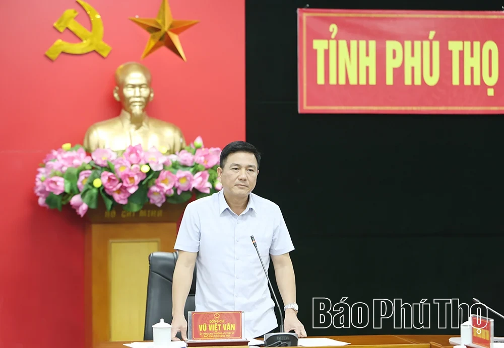 Phó&nbsp;Chủ tịch UBND tỉnh Vũ Việt Văn nghe báo cáo về&nbsp;các dự án khu&nbsp;đô thị,&nbsp;nhà ở tại phường&nbsp;Việt Trì, Xuân Hòa