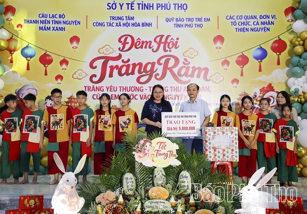 Ấm áp Đêm hội&nbsp;“Trăng&nbsp;yêu thương” tại&nbsp;Trung tâm Công tác xã hội Hòa Bình