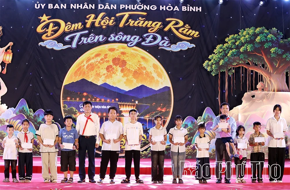 Rộn ràng Đêm hội trăng rằm trên sông Đà