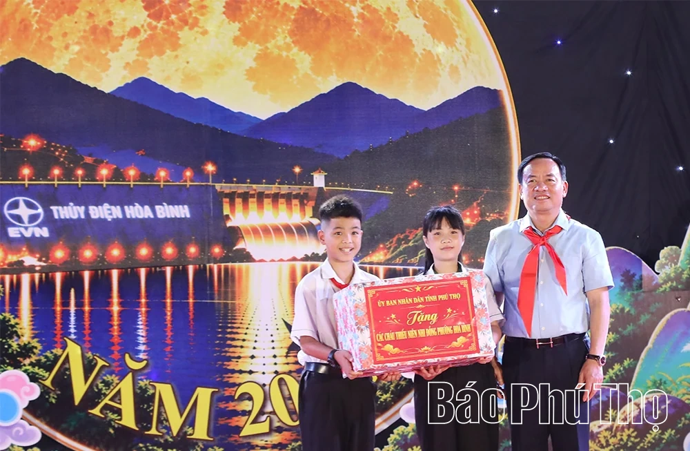 Rộn ràng Đêm hội trăng rằm trên sông Đà
