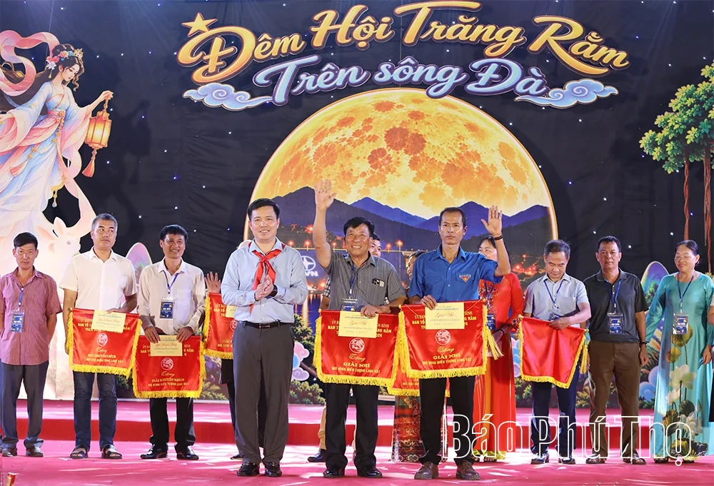 Rộn ràng Đêm hội trăng rằm trên sông Đà