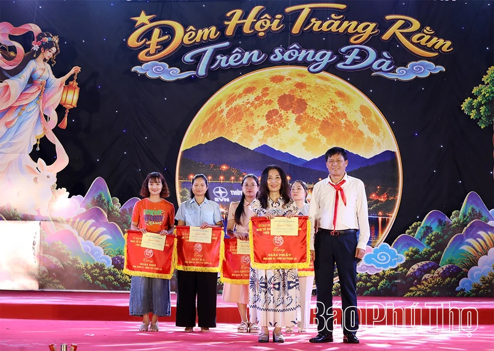 Rộn ràng Đêm hội trăng rằm trên sông Đà