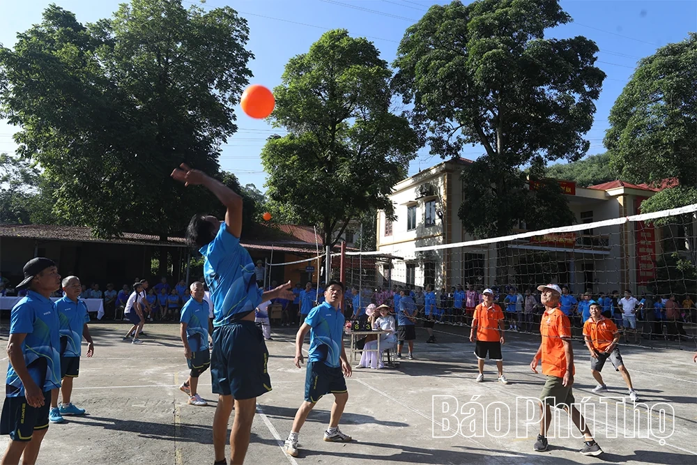 Sôi nổi Giải bóng chuyền hơi người cao tuổi phường Kỳ Sơn