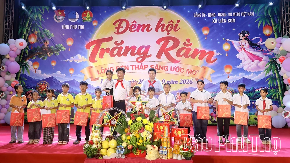 Đêm hội trăng rằm “Lồng đèn thắp sáng ước mơ” xã Liên Sơn