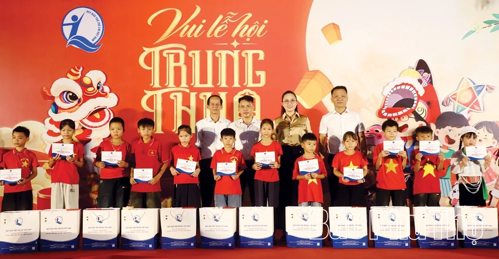 Trao 100 suất học bổng và 690 suất quà Trung thu cho trẻ em có hoàn cảnh khó khăn xã Văn Miếu