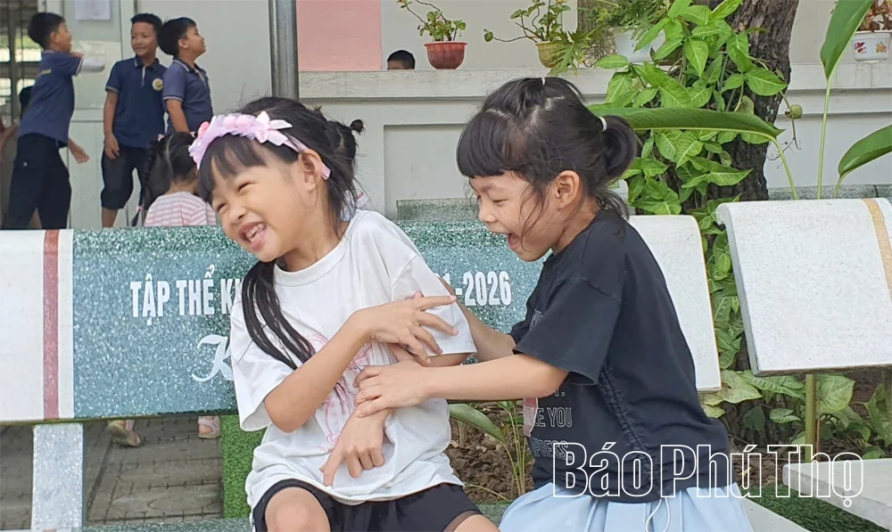 Khoảnh khắc dưới mái trường