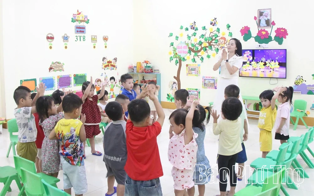 Khoảnh khắc dưới mái trường