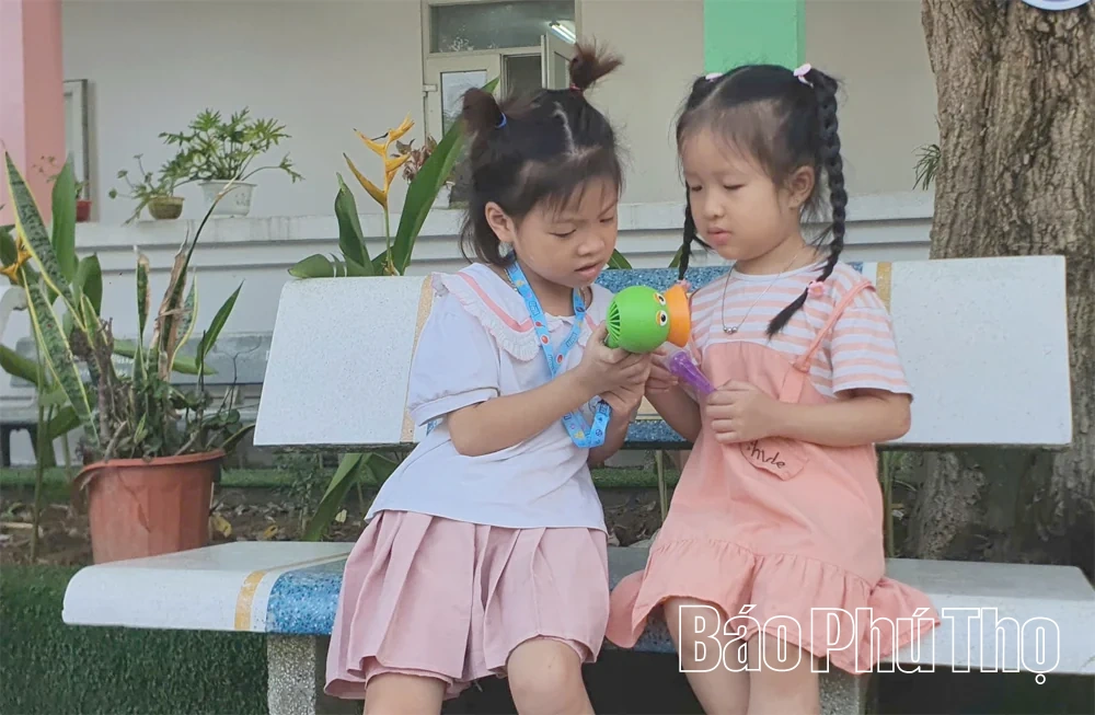 Khoảnh khắc dưới mái trường