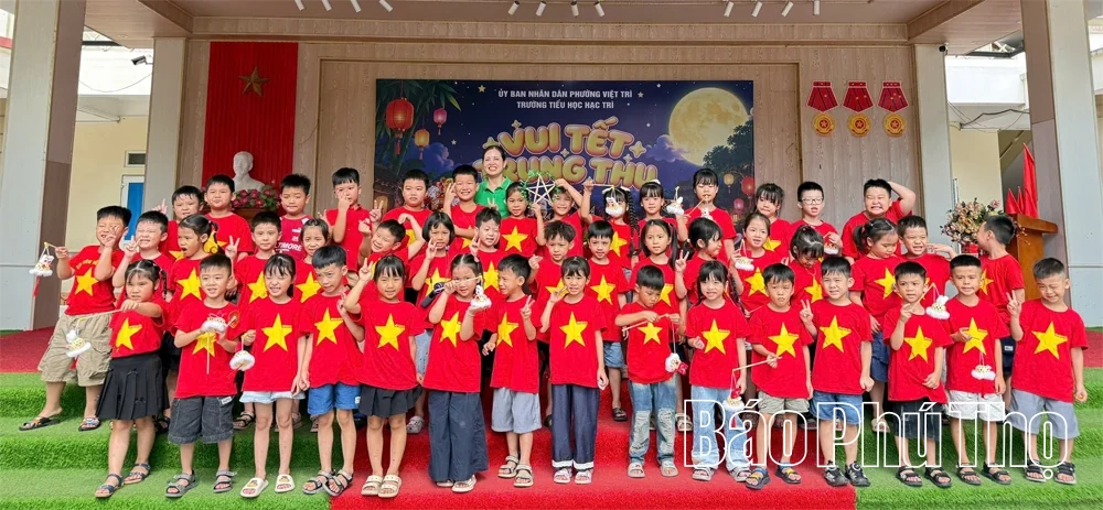 Khoảnh khắc dưới mái trường