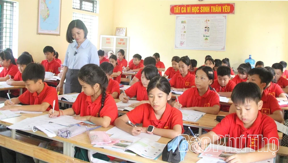 Khoảnh khắc dưới mái trường