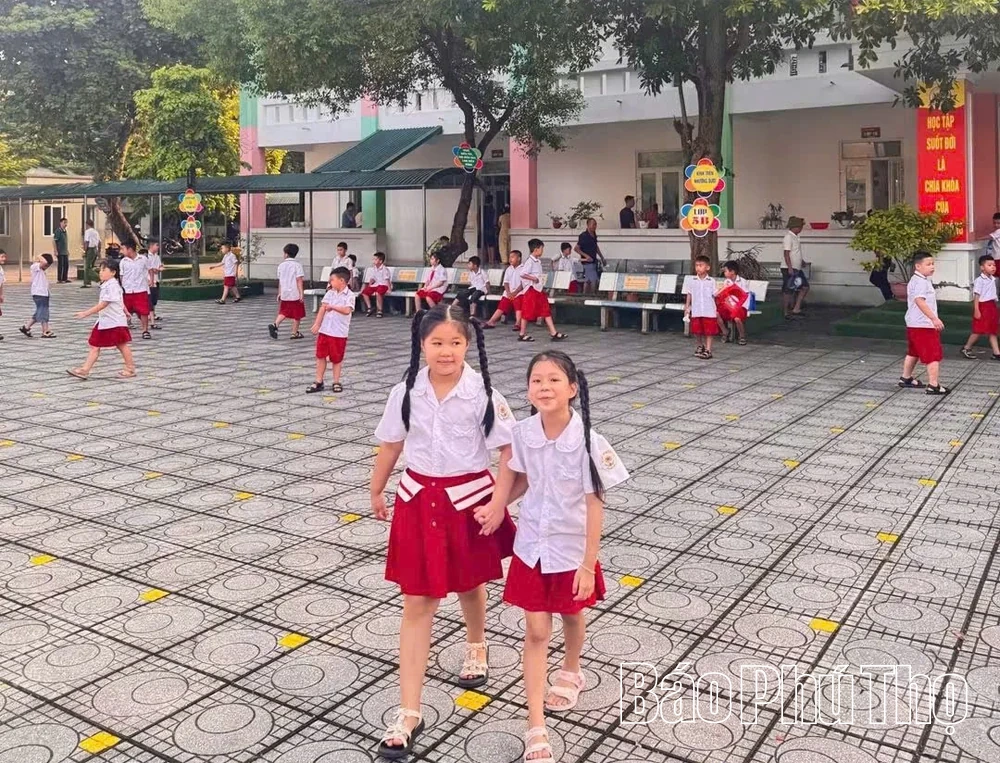 Khoảnh khắc dưới mái trường
