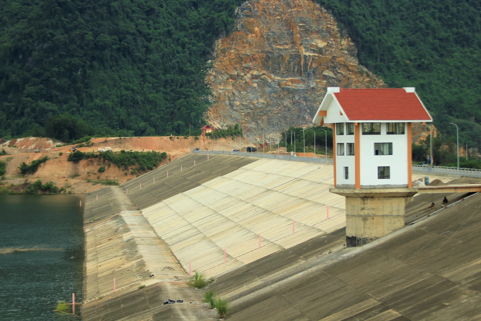 Hồ Cánh Tạng - công trình thủy lợi quy mô bậc nhất khu vực miền Bắc