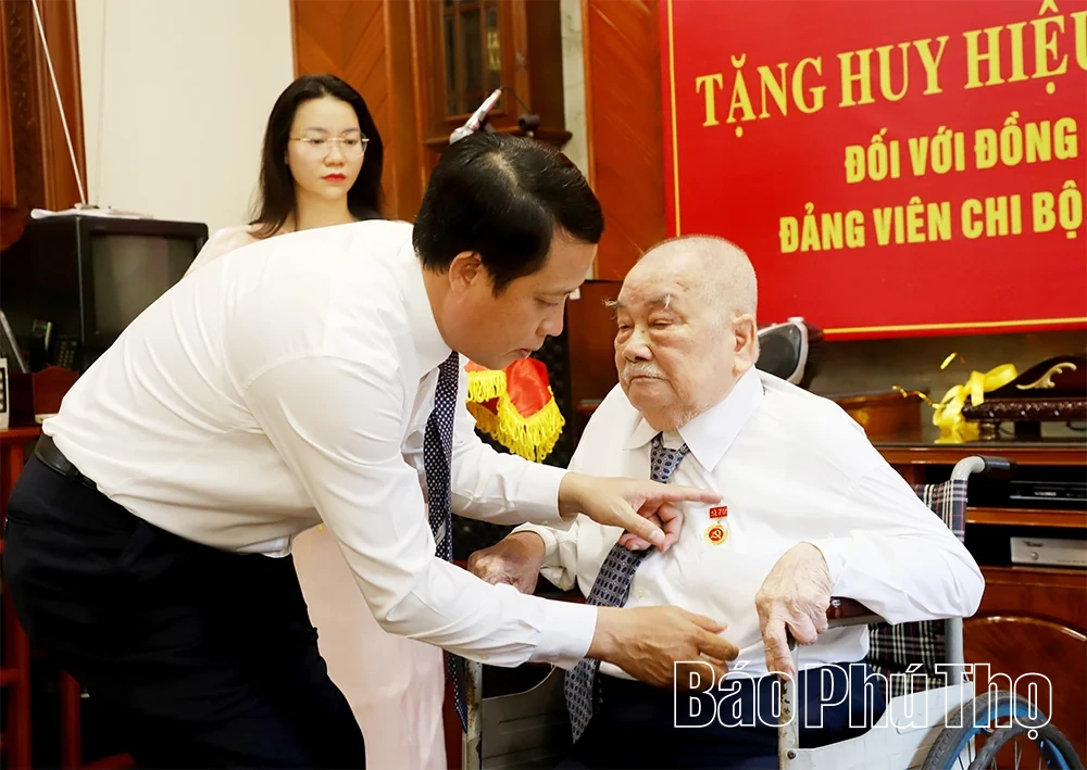 Trưởng Ban Tổ chức Tỉnh ủy Bùi Đình Thi trao tặng Huy hiệu 70 năm tuổi Đảng