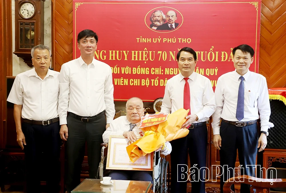 Trưởng Ban Tổ chức Tỉnh ủy Bùi Đình Thi trao tặng Huy hiệu 70 năm tuổi Đảng