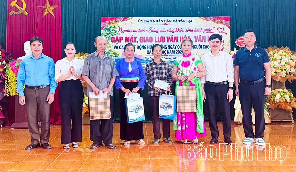 Tân Lạc gặp mặt kỷ niệm 35 năm Ngày Quốc tế Người cao tuổi