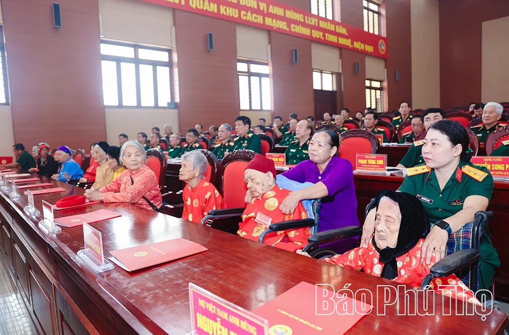 Gặp mặt kỷ niệm 80 năm Ngày truyền thống lực lượng vũ trang Quân khu 2