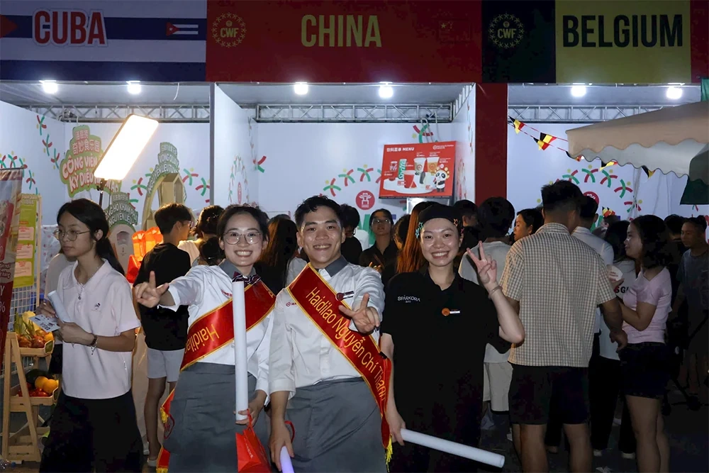 Đông đảo du khách trải nghiệm Lễ hội Văn hóa thế giới tại Hà Nội lần thứ 2