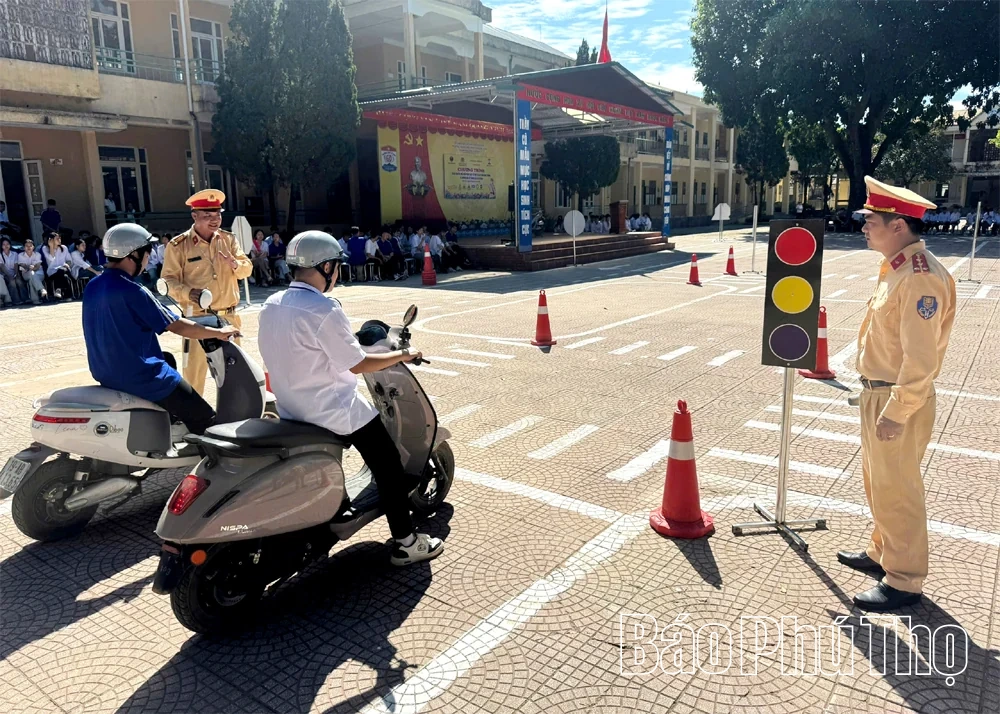 Trang bị kỹ năng an toàn giao thông cho học sinh lớp 10
