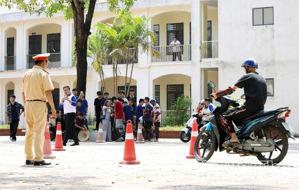 Trang bị kỹ năng an toàn giao thông cho học sinh lớp 10