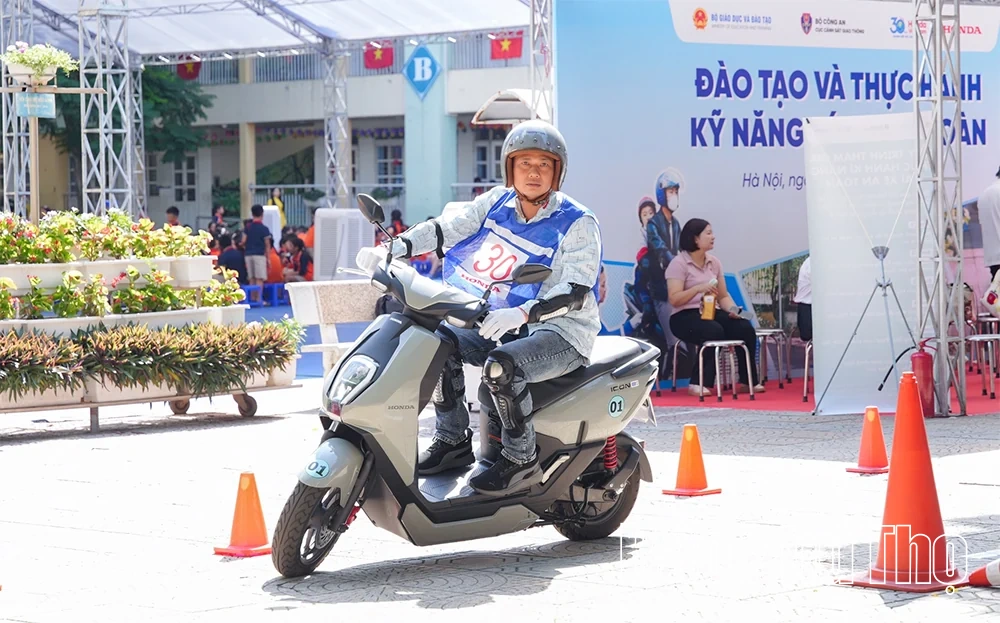 Hơn 60.000 học sinh lớp Một tại Phú Thọ được tặng mũ bảo hiểm đạt chuẩn