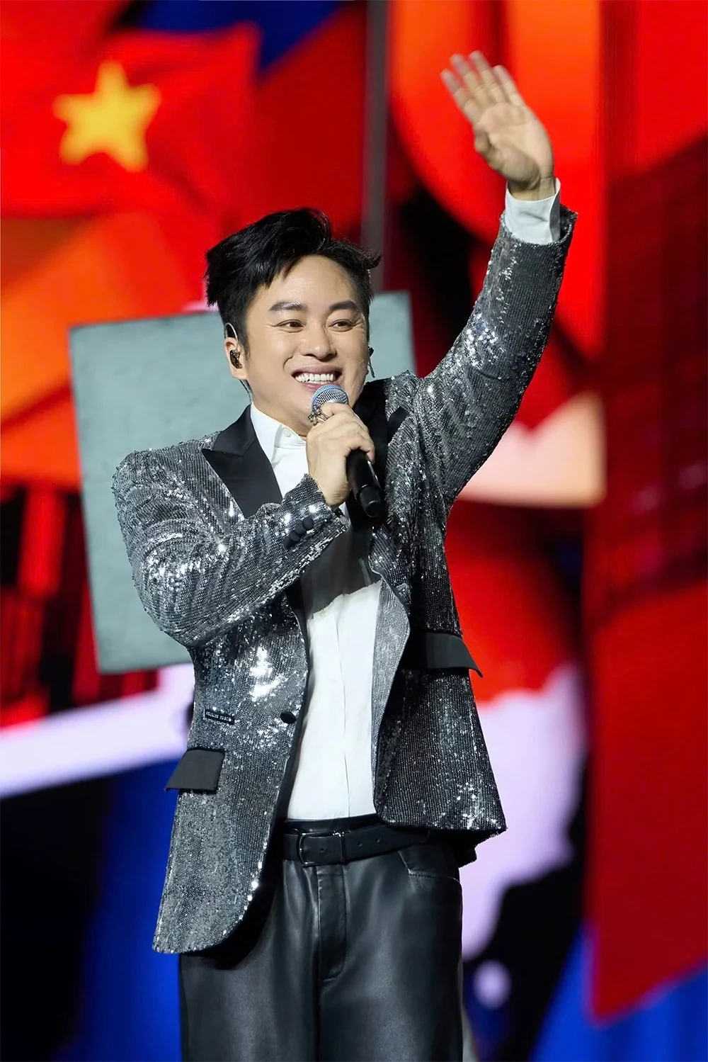 Tùng Dương lại mạo hiểm