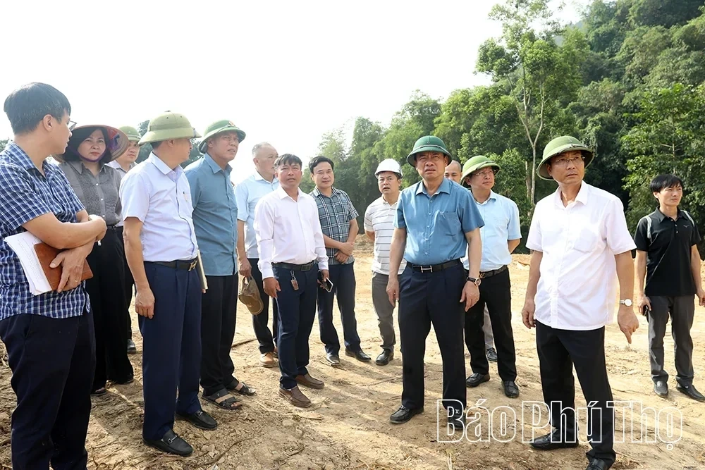 Inspecting the Progress of the Hoa Binh - Hanoi Regional Connection Road Project and the Hoa Binh - Moc Chau Expressway