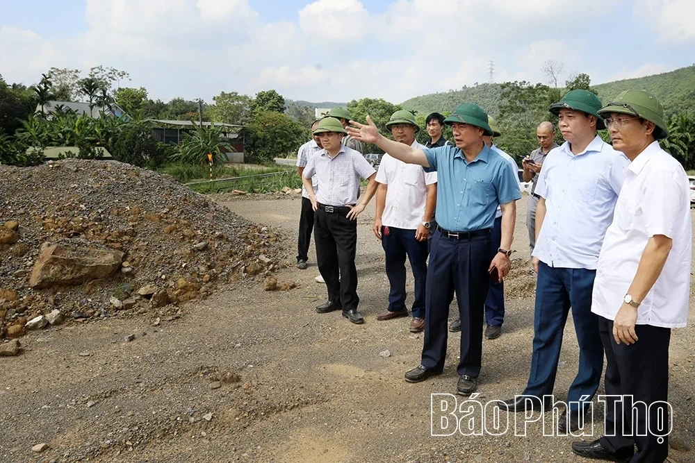 Inspecting the Progress of the Hoa Binh - Hanoi Regional Connection Road Project and the Hoa Binh - Moc Chau Expressway