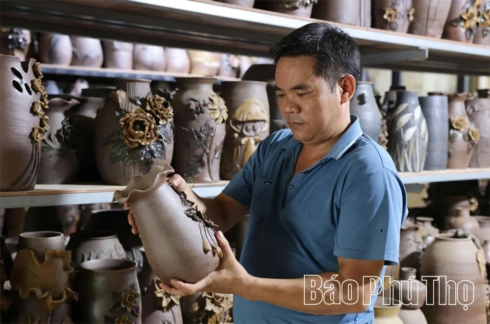 Huong Canh Terracotta Pottery and the Generational Gap in Succession