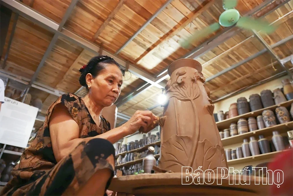 Huong Canh Terracotta Pottery and the Generational Gap in Succession