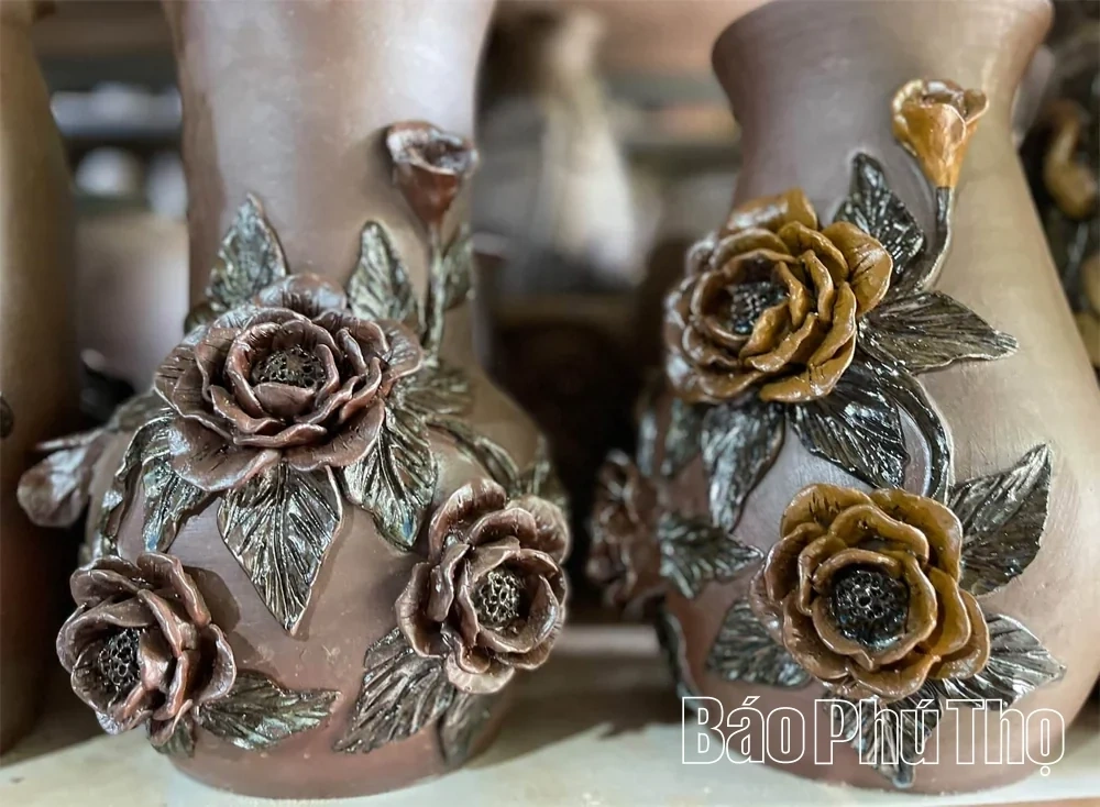 Huong Canh Terracotta Pottery and the Generational Gap in Succession