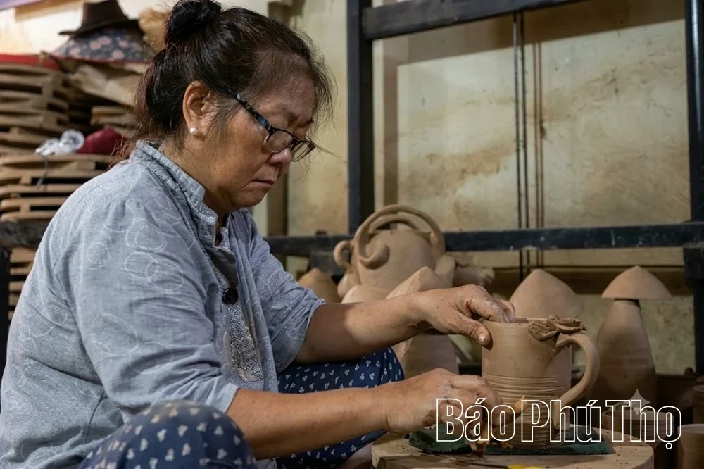 Huong Canh Terracotta Pottery and the Generational Gap in Succession
