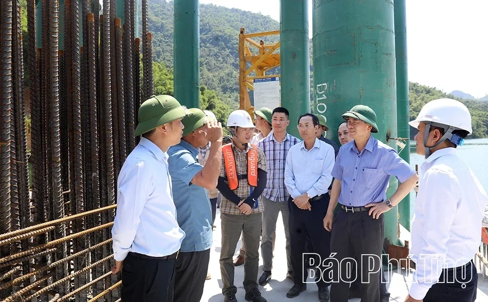 Focusing on Removing Obstacles and Accelerating the Progress of the Hoa Binh – Moc Chau Expressway
